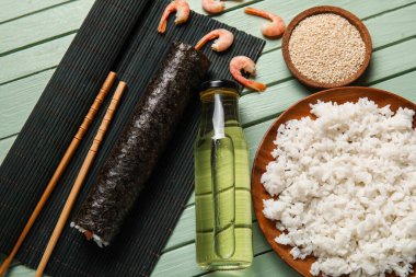 Lezzetli suşi hazırlamak için gereken malzemeler ahşap arka planda, yakın plan