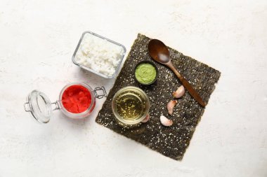 Hafif arkaplanda lezzetli suşi ruloları hazırlamak için malzemeler içeren kompozisyon