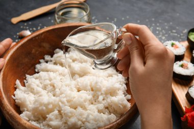 Kadın, arka planda lezzetli suşi hazırlıyor. Yakın plan.