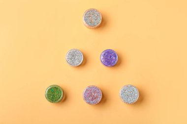 Sarı arka planda parlayan kavanozlar