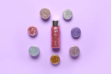 Leylak kaplamalı kavanozlarla dolu bir şişe.