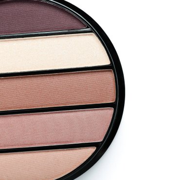 Beyaz arkaplanda göz falı paleti, yakın plan