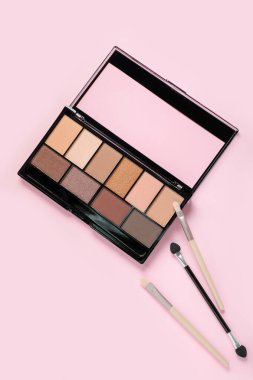 Pembe arka planda fırçalı göz falı paleti