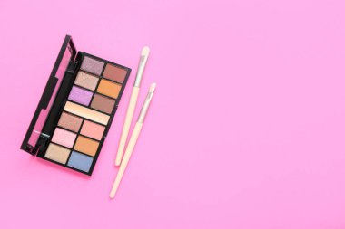 Pembe arka planda fırçalı göz falı paleti