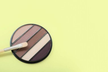 Sarı arkaplanda fırçalı göz falı