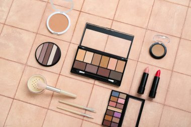 Bej kaplama arka planda ruj ve fırçalı göz farı