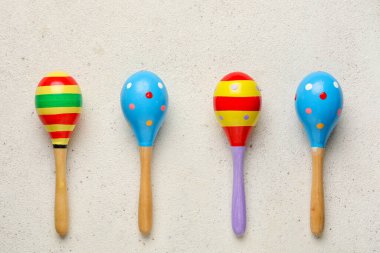 Beyaz arkaplanda Meksika marakaları