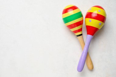 Beyaz arkaplanda Meksika marakaları