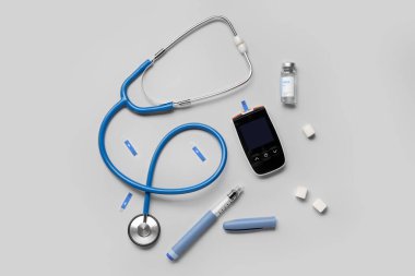 Glukometrede şeker, insülin ve steteskop var. Diyabet kavramı