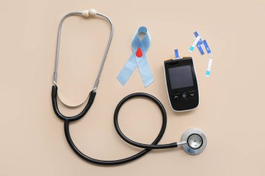 Bej arka planda glukometresi, şeritleri ve steteskopu olan farkındalık şeridi. Diyabet kavramı