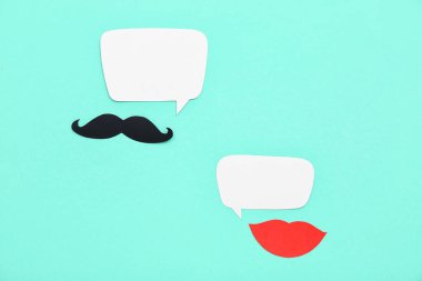 Kağıt bıyık ve nane arkaplanda konuşma baloncukları olan dudaklar. Diyalog kavramı