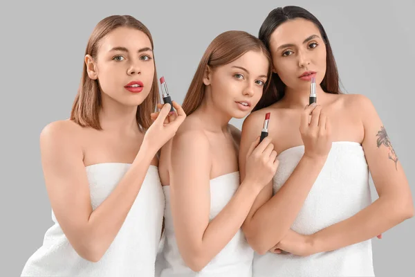 Young Women Lipsticks Grey Background — Stock Photo, Image