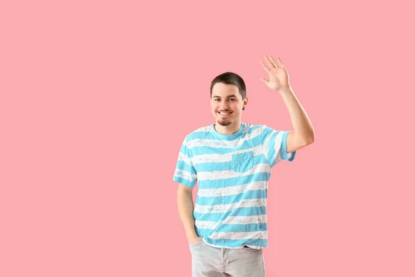 Stilig Ung Man Viftande Hand Rosa Bakgrund — Stockfoto