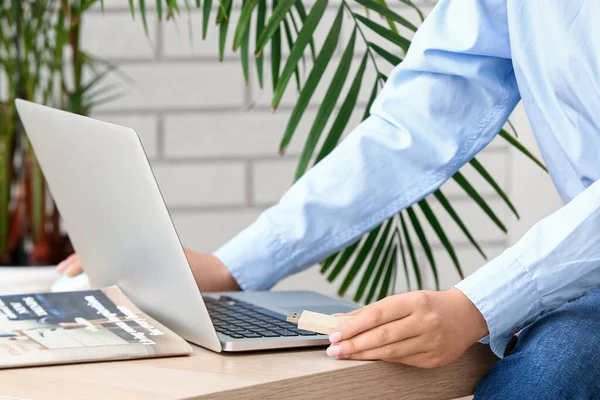 Woman Working Modern Laptop Usb Flash Drive Office Closeup — Stock Photo, Image