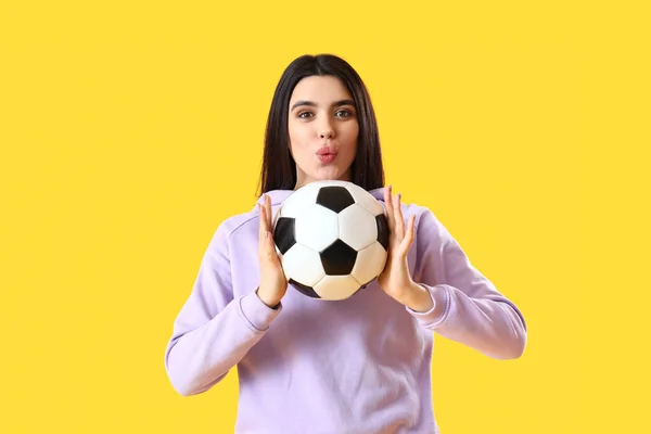 Mujer Bastante Joven Con Pelota Fútbol Sobre Fondo Amarillo — Foto de Stock