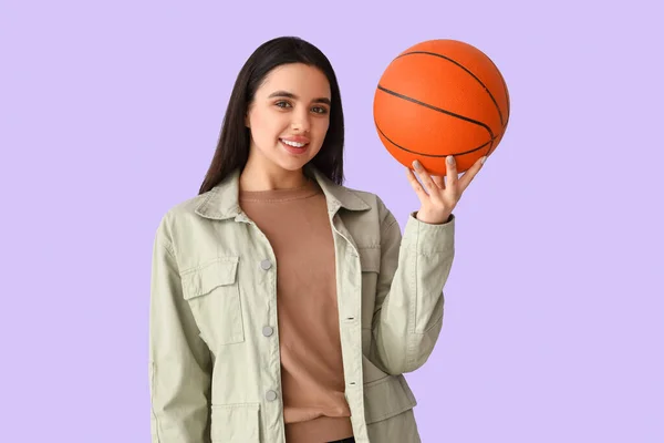 Portret Pięknej Młodej Kobiety Piłką Koszykówki Liliowym Tle — Zdjęcie stockowe