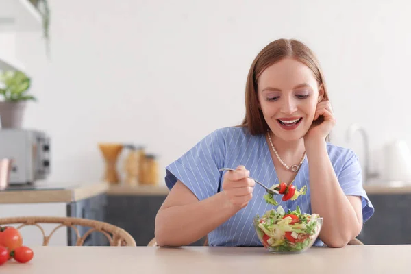 Mujer Joven Comiendo Ensalada Verduras Mesa Cocina — Foto de Stock