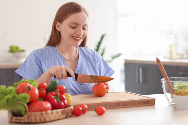 Junge Frau Schneidet Tomaten Für Salat Küche — Stockfoto