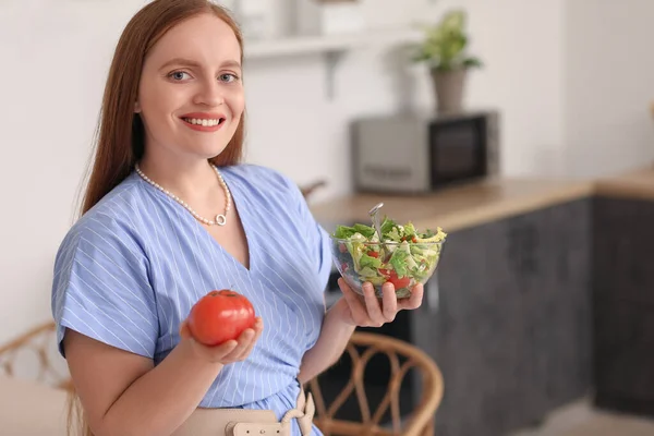 Giovane Donna Con Ciotola Insalata Verdure Pomodoro Cucina — Foto Stock