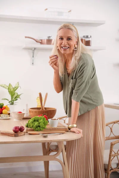 Mature Woman Making Vegetable Salad Table Kitchen — Stock Photo, Image