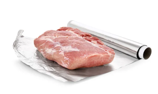 Rotolo Foglio Alluminio Con Pezzo Carne Cruda Sfondo Bianco — Foto Stock