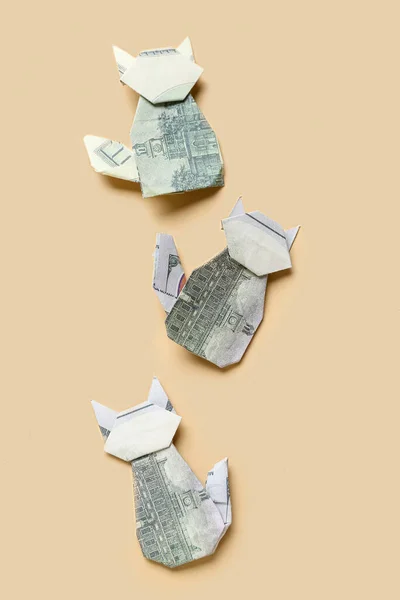 Origami Koty Wykonane Banknotów Dolarowych Beżowym Tle — Zdjęcie stockowe