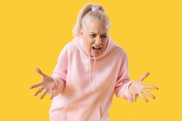 Angry Mature Woman Yellow Background — Stock Photo, Image