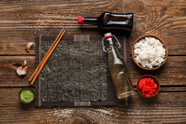 Composición Con Ingredientes Para Preparar Rollos Sushi Sobre Fondo Madera —  Fotos de Stock