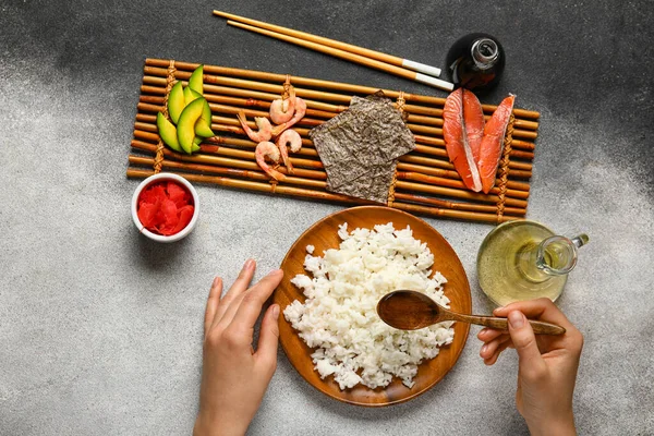 Mujer Preparando Sabrosos Rollos Sushi Sobre Fondo Blanco Negro —  Fotos de Stock