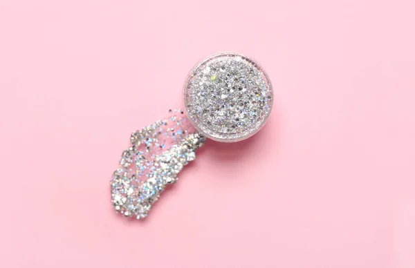Frasco Glitter Prata Com Traço Sobre Fundo Rosa — Fotografia de Stock