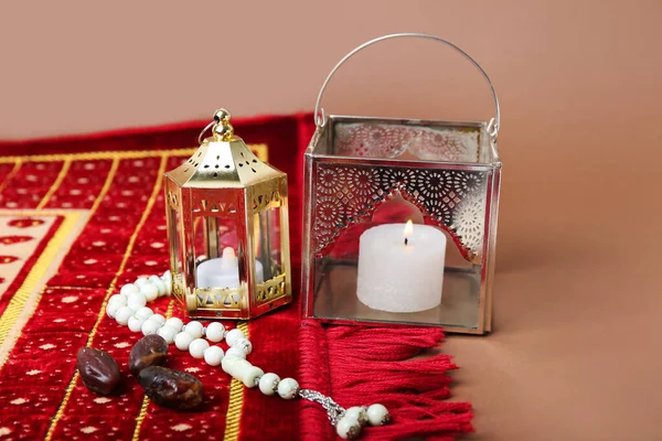 Muslim Lamps Prayer Beads Dates Mat Brown Background — Stock Photo, Image