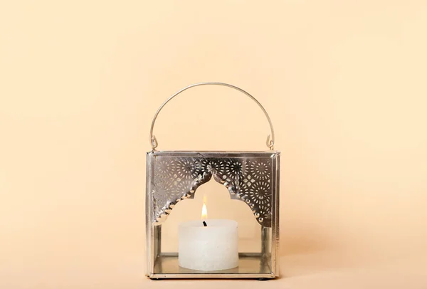 Мусульманская Лампа Горящими Свечами Бежевом Фоне — стоковое фото