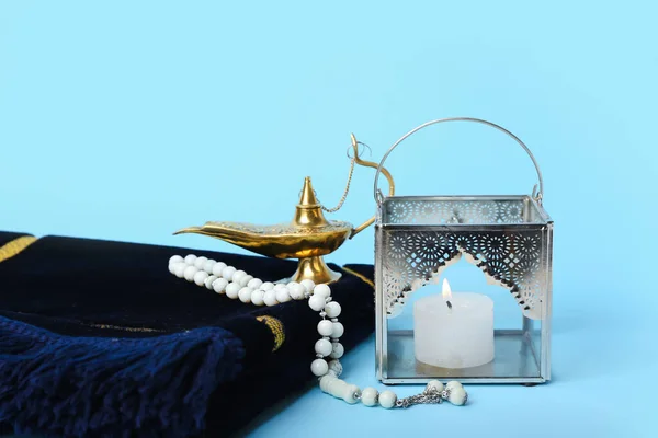 Muslimische Laterne Mit Aladin Lampe Gebetsperlen Und Matte Auf Blauem — Stockfoto