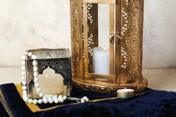 靠近磨擦墙的穆斯林灯具 上有燃烧的蜡烛和祈祷珠子 — 图库照片