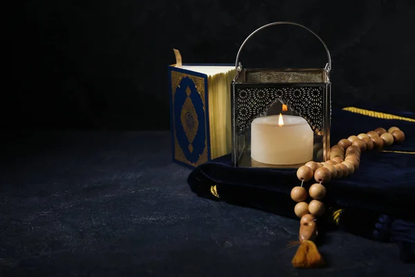 Lampa Muzułmańska Płonącą Świecą Paciorkami Modlitewnymi Matą Koranem Ciemnym Tle — Zdjęcie stockowe