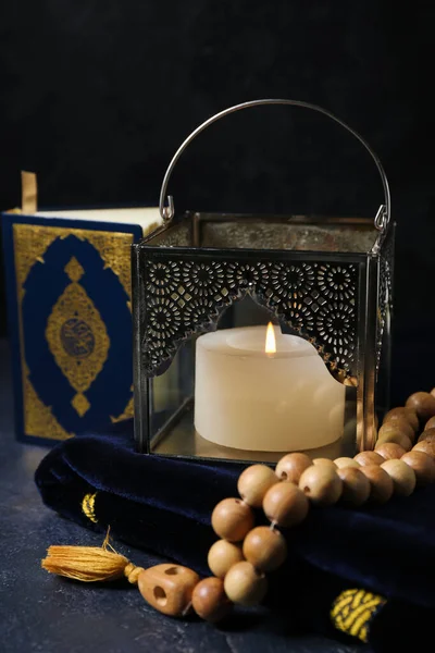 Lampa Muzułmańska Płonącą Świecą Paciorkami Modlitewnymi Matą Koranem Ciemnym Tle — Zdjęcie stockowe