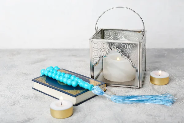 Muslim Lamp Burning Candles Prayer Beads Koran Table White Wall — Stock Photo, Image