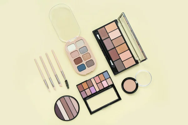 Palettes Eyeshadows Brushes Yellow Background — Stock Photo, Image
