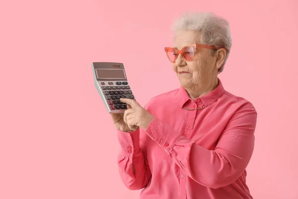 Mulher Sênior Usando Calculadora Fundo Rosa — Fotografia de Stock
