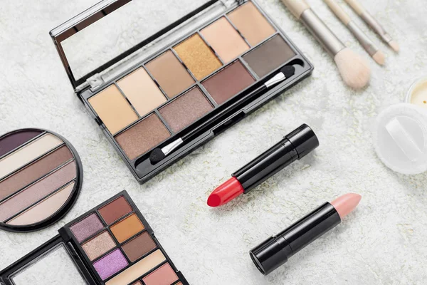 Eyeshadows Lipsticks Brushes Grunge Background — Stock Photo, Image