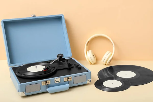 Record Player Vinyl Disks Headphones Table Beige Wall — Stock Photo, Image