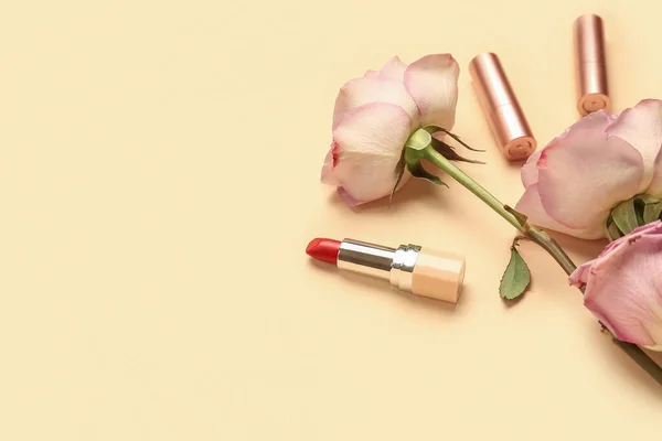 Lippenstifte Mit Rosen Auf Beigem Hintergrund Nahaufnahme — Stockfoto