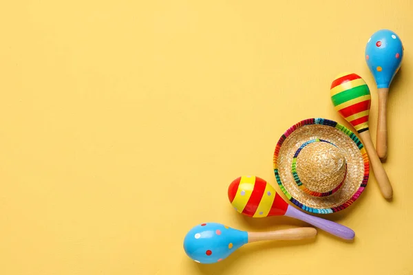 Maracas Mexicanas Com Chapéu Sombrero Sobre Fundo Amarelo — Fotografia de Stock