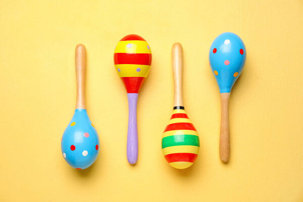 Мексиканские маракасы на жёлтом фоне
