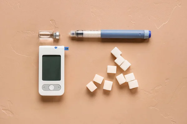 Glucosímetro Con Insulina Pluma Lanceta Azúcar Sobre Fondo Beige Concepto — Foto de Stock