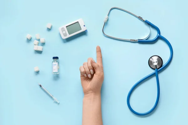 Frau Mit Insulin Zucker Glukometer Und Stethoskop Auf Blauem Hintergrund — Stockfoto