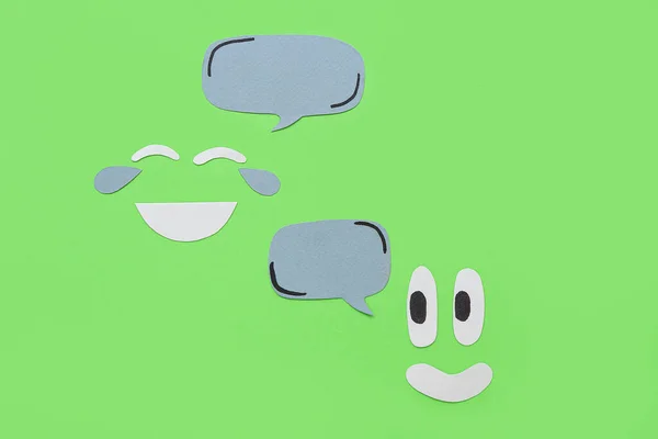 Бумажные Лица Пузырьками Речи Зеленом Фоне Концепция Диалога — стоковое фото