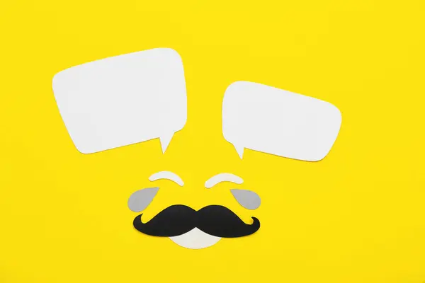黄色の背景に音声泡を持つ紙の男性の顔 対話の概念 — ストック写真