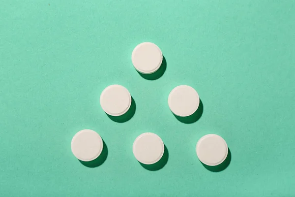 Білі Таблетки Зеленому Фоні — стокове фото