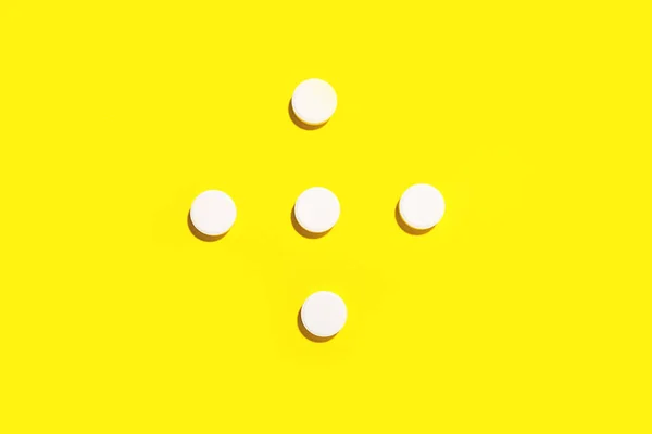 Weiße Pillen Auf Gelbem Hintergrund — Stockfoto